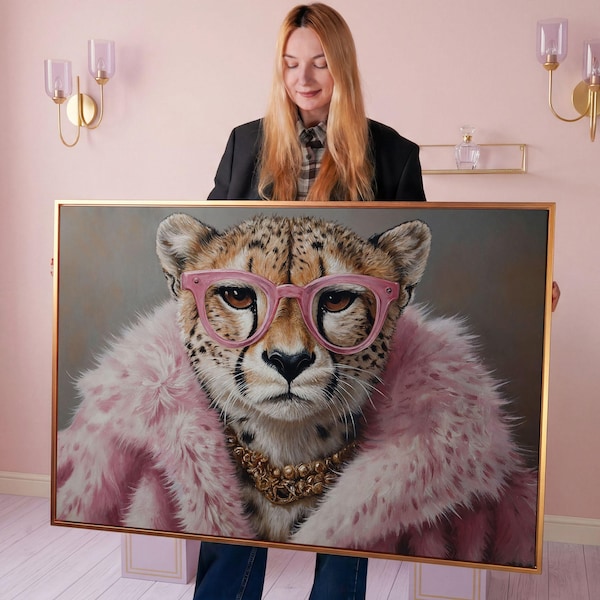 Impresión en lienzo enmarcada de un guepardo con abrigo de piel rosa: retrato peculiar de un animal