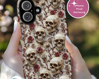 Op de afbeelding: Een telefoonhoesje met een herhalend patroon van schedels en rozen in crème-, bordeaux- en bruintinten. De hoes is ontworpen voor iPhone-, Pixel- en Samsung-telefoons. Het Cup & Case-logo is linksonder zichtbaar.