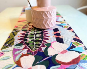 Vintage-Inspired Table Decor Reflecting Warmth of Family Traditions