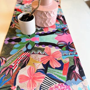 Vintage Inspired Table Runner with Artistic Botanical Design - A Must-Have for Boho Dining Spaces