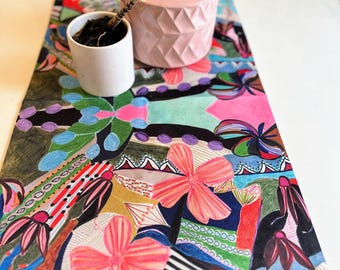 Vintage Inspired Table Runner with Artistic Botanical Design - A Must-Have for Boho Dining Spaces