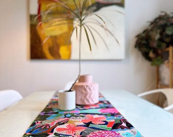 Vintage Inspired Table Runner with Artistic Botanical Design - A Must-Have for Boho Dining Spaces