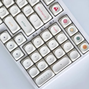 Vita minimalistiska 124 tangenter komplett set MOA-profil PBT liten typsnitt enkla mekaniska tangentbordsknappar med färgaccenter för MX-switchar