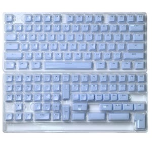 Puede incluir: Dos protectores de teclado azul claro con teclas transparentes. Los protectores est&aacute;n dise&ntilde;ados para proteger el teclado del polvo y los derrames. Las teclas est&aacute;n etiquetadas con letras y s&iacute;mbolos blancos. Los protectores de teclado est&aacute;n hechos de un material flexible.