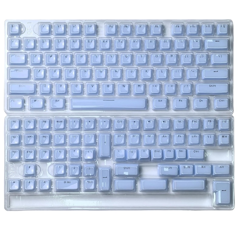 Puede incluir: Dos protectores de teclado azul claro con teclas transparentes. Los protectores est&aacute;n dise&ntilde;ados para proteger el teclado del polvo y los derrames. Las teclas est&aacute;n etiquetadas con letras y s&iacute;mbolos blancos. Los protectores de teclado est&aacute;n hechos de un material flexible.