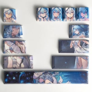 以下が含まれることがあります： 青い髪と服を着た女性キャラクターのアニメスタイルのイラストが特徴のカスタムキーキャップのコレクション。キーキャップはさまざまなサイズと形状で、詳細なアートワークと光沢のある仕上がりになっています。