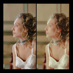 Puede incluir: Una mujer con el pelo rizado lleva un sujetador blanco con una cinta azul alrededor del cuello. El fondo es borroso, de color marr&oacute;n claro.