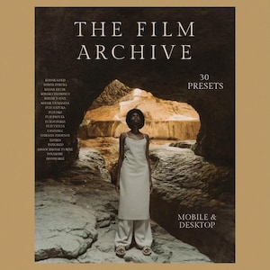 Puede incluir: Imagen promocional de "THE FILM ARCHIVE" con una persona vestida con un vestido y pantalones claros de pie en una estructura similar a una cueva. La imagen incluye una lista de 30 preajustes para móviles y ordenadores, con texto como "KODAK GOLD" y "FUJI PRO".