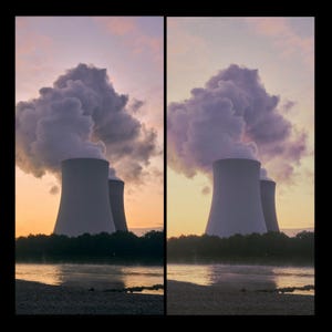 Puede incluir: Dos grandes torres de refrigeraci&oacute;n industriales con humo blanco que sale de la parte superior, sobre un cielo de puesta de sol rosa y morado. Las torres est&aacute;n ubicadas cerca de un cuerpo de agua y rodeadas de &aacute;rboles.