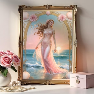 Op de afbeelding: Een ingelijste kunstdruk toont een vrouw in een roze jurk in de oceaan bij zonsondergang. De sierlijke gouden lijst omringt de afbeelding, die is versierd met roze rozen en schelpen. Een boeket roze rozen in een witte vaas en een sieradendoos staan op de tafel.
