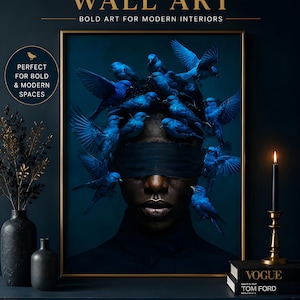 Può includere: Stampa artistica da parete Blue Birds. Un pezzo suggestivo con una persona con una benda sugli occhi, adornata da vivaci uccelli blu. L'opera d'arte è incorniciata in oro e include il testo "Blue Birds Wall Art".