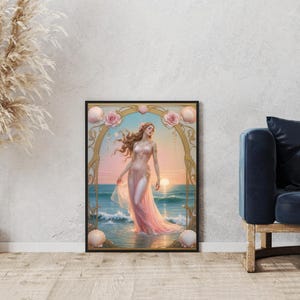 Op de afbeelding: Ingelijste kunstdruk met een vrouw in een roze jurk die bij zonsondergang in de oceaan loopt. Het kunstwerk toont een gouden boog met roze rozen en schelpen, wat een serene en romantische sc&egrave;ne cre&euml;ert.