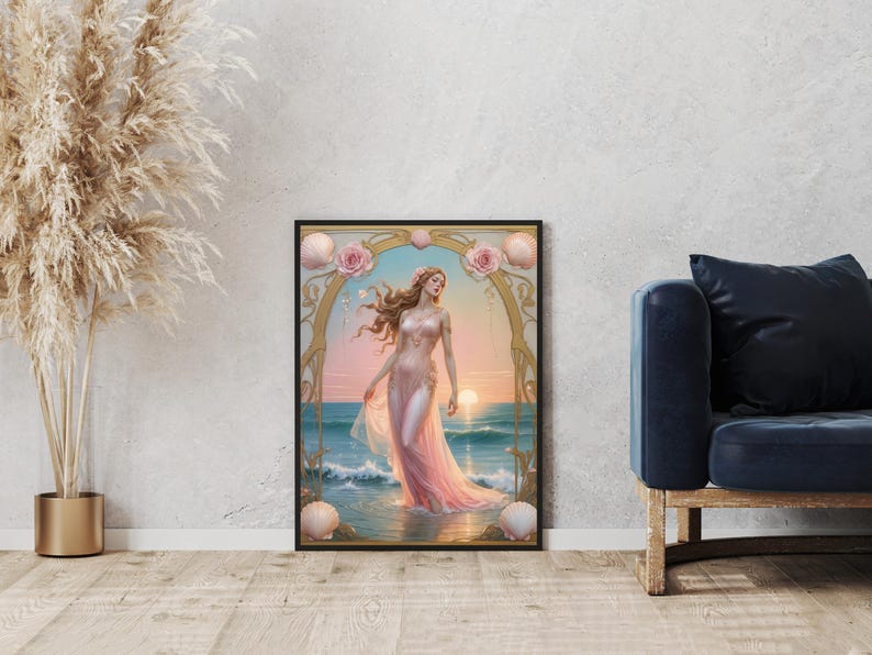 Op de afbeelding: Ingelijste kunstdruk met een vrouw in een roze jurk die bij zonsondergang in de oceaan loopt. Het kunstwerk toont een gouden boog met roze rozen en schelpen, wat een serene en romantische sc&egrave;ne cre&euml;ert.