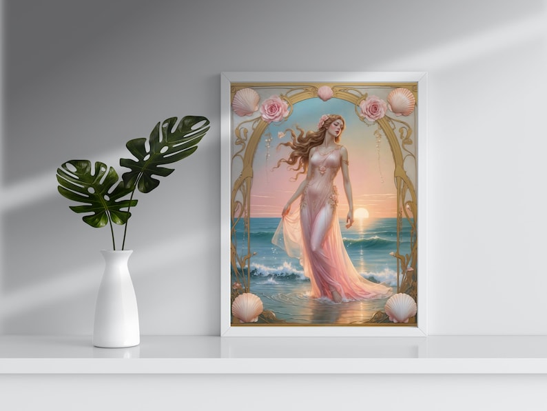 Op de afbeelding: Een ingelijste kunstdruk toont een vrouw in een roze jurk in de zee bij zonsondergang. Het kunstwerk heeft een gouden boog, schelpen en rozen. Een witte vaas met groene bladeren staat op een witte plank.