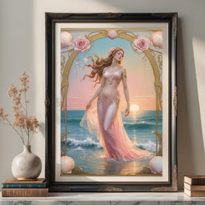 Op de afbeelding: Een ingelijste kunstdruk van een vrouw in een roze jurk in de oceaan bij zonsondergang. Het kunstwerk heeft een decoratieve boog met rozen en schelpen, in een donkere houten lijst. Een vaas met gedroogde bloemen staat op een plank.