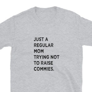 Może przedstawiać: Szara koszulka z nadrukiem "JUST A REGULAR MOM TRYING NOT TO RAISE COMMIES."