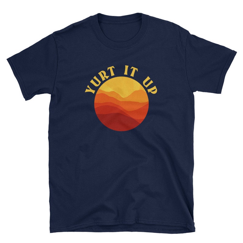 K&ouml;nnte beinhalten: Ein marineblaues T-Shirt mit einem Sonnenuntergangs-Motiv und dem Text "Yurt It Up" in Gelb.
