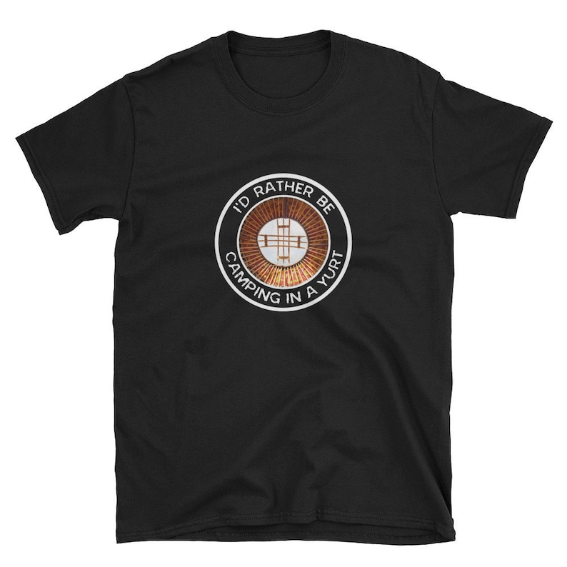 Peut inclure: T-shirt noir avec un graphique circulaire blanc qui dit "J'aimerais mieux camper dans une yourte".