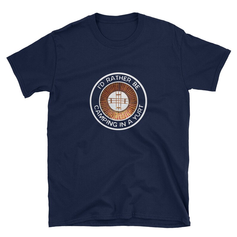Peut inclure: Un t-shirt bleu marine avec un graphique circulaire blanc qui dit "J'aimerais mieux camper dans une yourte". Le graphique repr&eacute;sente une yourte stylis&eacute;e avec une croix &agrave; l'int&eacute;rieur.