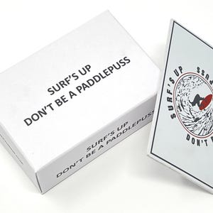 Surf's Up Don't Be a Paddlepuss Lustige Visitenkarte | Surfer Humor Knebel Geschenk | schwarze und rote Folie | Spot-UV-Welle | 20er Pack