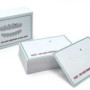 Pssst… You Have Something in Your Teeth – grappig visitekaartje, grap, etentje ijsbreker, premium kaart met reliëf, 20-pack