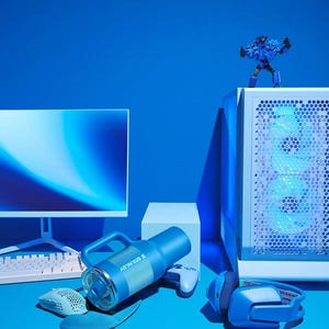 Puede incluir: Una configuraci&oacute;n de juego azul con una computadora, monitor, teclado, rat&oacute;n, auriculares y una botella de agua Stanley. Una figura de acci&oacute;n azul est&aacute; encima de la torre de la computadora. El conjunto est&aacute; sobre una superficie azul.