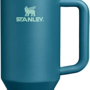 K&ouml;nnte beinhalten: T&uuml;rkisfarbener Stanley-Becher mit wei&szlig;em Deckel, Griff und Strohhalm. Der Becher hat das Stanley-Logo in Gr&uuml;n. Dieser isolierte Reisebecher ist so konzipiert, dass er Getr&auml;nke stundenlang kalt oder hei&szlig; h&auml;lt. Fassungsverm&ouml;gen ca. 1,2 Liter.