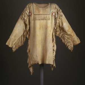Camisa de guerra de piel de búfalo: atuendo de powwow de inspiración nativa, cuero de gamuza imagen 3
