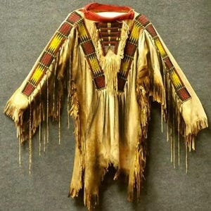 Camisa de guerra de piel de búfalo hecha a mano: Indumentaria Powwow con cuentas