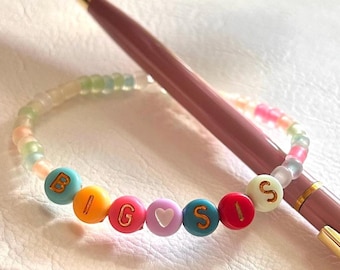 Pulsera infantil ~ Personalizada ~ Cuentas que brillan en la oscuridad en un cordón elástico con las letras que elijas.