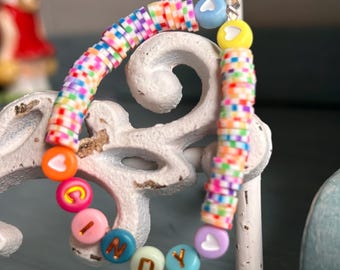 Pulsera infantil ~ Personalizada ~ Cuentas de colores neón arcoíris en hilo elástico con las letras que elijas.