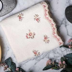 Cream Hand Towel Set of 4 – Pink Floral Embroidery – Velvet Cotton – Elegant Turkish Bathroom Towels – Gift Set