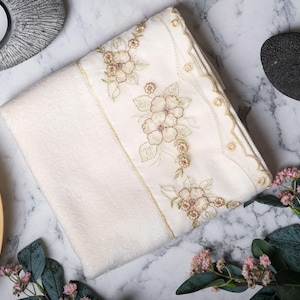 Cream Hand Towel Set of 4 – Floral Embroidered Lace – Velvet Cotton – Elegant Turkish Bathroom Towels – Gift Set