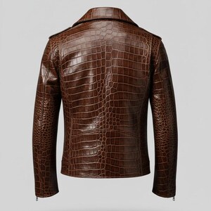 Puede incluir: Chaqueta de cuero marr&oacute;n con textura de piel de cocodrilo. La chaqueta tiene un estilo motero cl&aacute;sico con cuello de solapa, charreteras y cierre de cremallera. La vista trasera muestra el patr&oacute;n y las costuras detalladas.