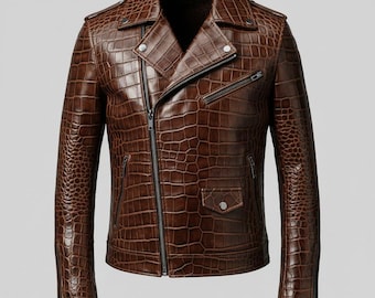 Puede incluir: Chaqueta de cuero marrón con textura de piel de cocodrilo. La chaqueta, de estilo motero, tiene cuello con solapas, cremallera asimétrica y varios bolsillos. Las mangas tienen cremalleras en los puños.