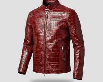 Puede incluir: Chaqueta de cuero burdeos con un patrón texturizado similar a la piel de cocodrilo. Cuenta con cuello alto, cremallera completa y bolsillo en el pecho con cremallera. Las mangas son largas y ajustadas, con un corte entallado.