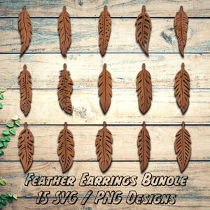 Peut inclure: Une collection de quinze boucles d'oreilles en forme de plumes en bois, de différents motifs, disposées sur une surface en bois brun clair. Les boucles d'oreilles sont de couleur marron chaud, avec des détails découpés. Le texte "Feather Earrings Bundle" et "15 SVG // PNG Designs" est visible.