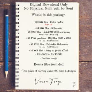K&ouml;nnte beinhalten: Ein Spiralnotizblock mit handschriftlichem Text, einem blauen Bleistift und einem Holzuntergrund. Der Text listet digitale Download-Dateien auf, darunter SVG-, DXF-, PNG- und PDF-Dateien. Der Notizblock enth&auml;lt den Text "Digital Download Only" und "Vireon Forge".