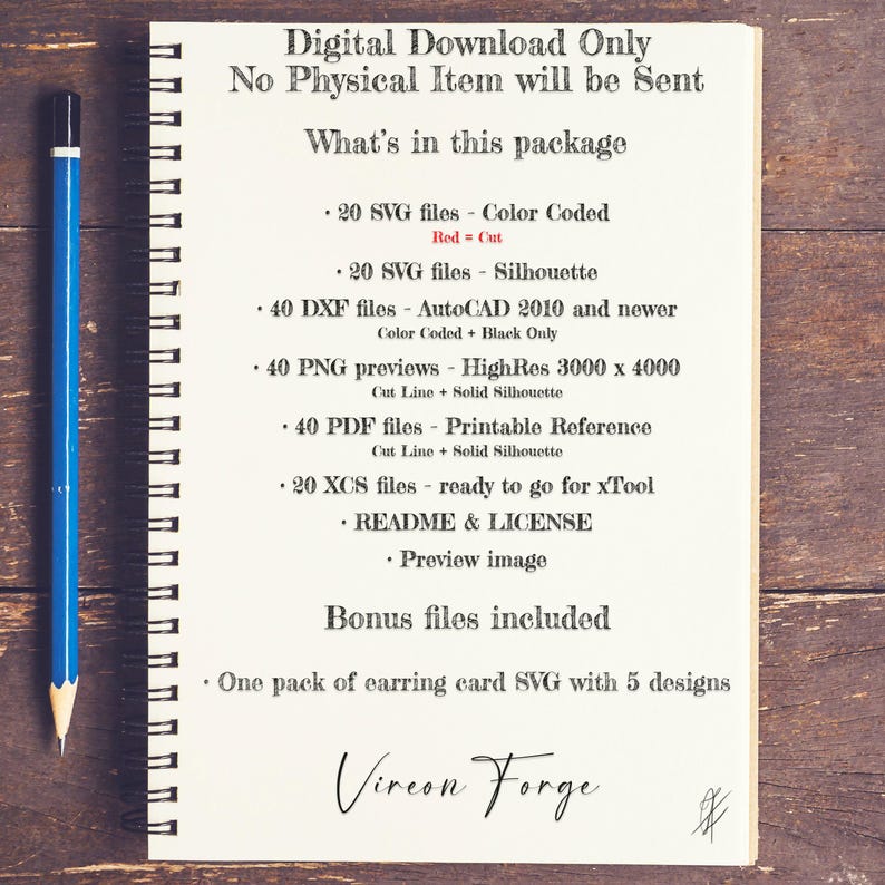 K&ouml;nnte beinhalten: Ein Spiralnotizblock mit handschriftlichem Text, einem blauen Bleistift und einem Holzuntergrund. Der Text listet digitale Download-Dateien auf, darunter SVG-, DXF-, PNG- und PDF-Dateien. Der Notizblock enth&auml;lt den Text "Digital Download Only" und "Vireon Forge".