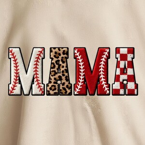 以下が含まれることがあります： 「MAMA」という言葉が、太字の装飾的なフォントで表示されています。文字は、野球のステッチ、ヒョウ柄、赤い野球のステッチ、赤と白の市松模様など、さまざまなパターンでデザインされています。