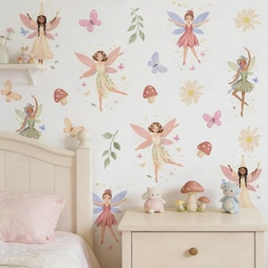 Könnte beinhalten: Ein Set Wandtattoos mit Feen, Schmetterlingen, Pilzen und Blumen in Pastelltönen. Die Feen haben zarte Flügel und sind in verschiedenen Posen dargestellt. Ideal für ein Kinderzimmer, um eine magische, märchenhafte Atmosphäre zu schaffen.