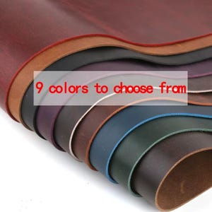 Könnte beinhalten: Ein Stapel aus neun gebogenen Lederstücken in verschiedenen Farben, darunter Dunkelrot, Hellbraun, Schwarz, Violett, Braun, Hellgrau, Blau, Dunkelgrün und Dunkelbraun. Der Text 9 colors to choose from ist in Rot mittig auf dem Lederstapel.