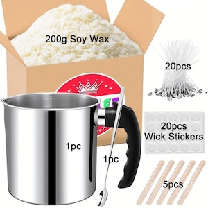 Op de afbeelding: Een kaarsenmaakset met 200 gram sojawas, een roestvrijstalen smeltpot, een houten roerlepel, 20 lont stickers, 20 lonten en 5 houten kaarsenstokken.