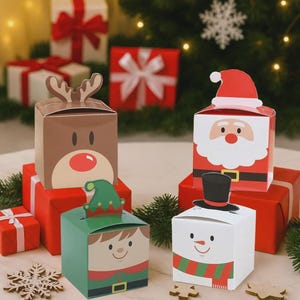 Peut inclure: Une collection de boîtes cadeaux sur le thème de Noël. Les boîtes présentent des motifs de renne, de Père Noël, d'elfe et de bonhomme de neige. Les boîtes sont placées sur des boîtes cadeaux rouges, avec un sapin de Noël et d'autres cadeaux en arrière-plan.