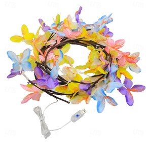 K&ouml;nnte beinhalten: Eine Lichterkette mit bunten Schmetterlings-Dekorationen. Die Lichter sind auf einem braunen Draht aufgef&auml;delt und werden &uuml;ber ein USB-Kabel mit Strom versorgt.