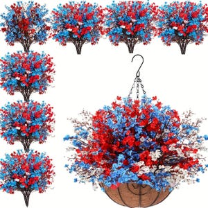 Puede incluir: Arreglos florales artificiales en rojo, blanco y azul. La imagen muestra varios arreglos pequeños en forma de arbusto y una cesta colgante llena de las mismas flores coloridas. La cesta colgante tiene un recipiente marrón tejido y una cadena negra.