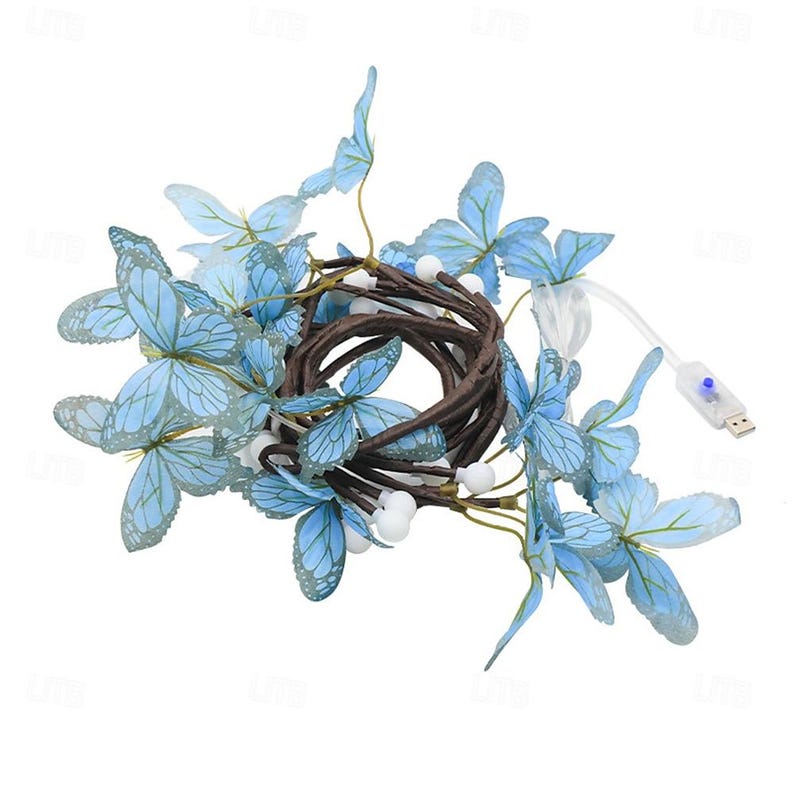 K&ouml;nnte beinhalten: Eine Lichterkette mit blauen Schmetterlingsfl&uuml;geln und wei&szlig;en Perlen, die um braune Zweige gewickelt sind. Die Lichter sind mit einem USB-Kabel mit einem blauen Schalter verbunden.