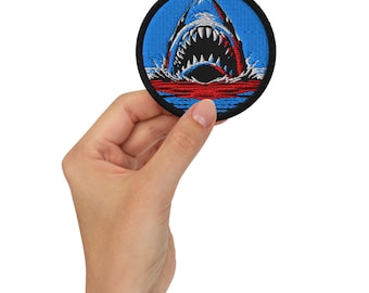 Shark Attack Embroidered Patch – Retro Style Iron-On/Sew-On Ocean Predator Badge – High Contrast Jaws-Inspired Patch