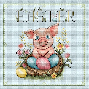 Puede incluir: Un cerdito rosado se sienta en un nido de ramitas con huevos de Pascua coloridos. La palabra "PASCUA" est&aacute; escrita sobre el cerdito en una fuente caprichosa.