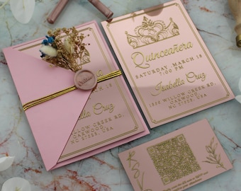 Akrylowe zaproszenie na Quinceañera z kodem QR, wydrukowane złotą folią zaproszenie na 15. urodziny z różową kopertą, koronowane zaproszenie na Quinceañera, zaproszenie XV